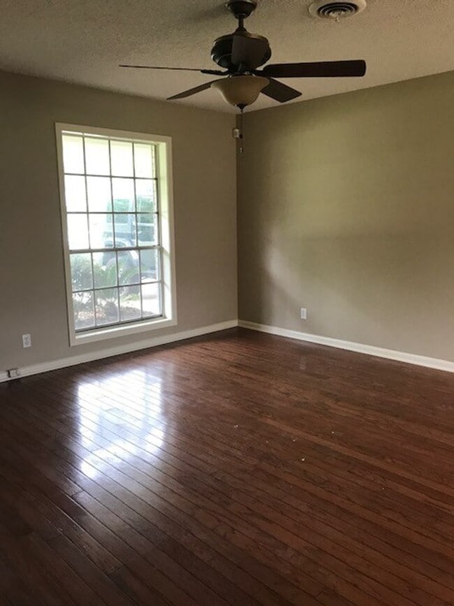 Building Photo - Beautiful 3 bedroom home! 1/2 off 1st month rent!!!