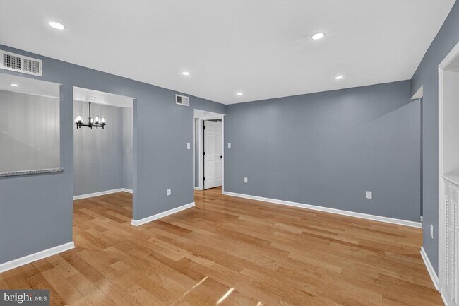 Building Photo - 7742 New Providence Dr