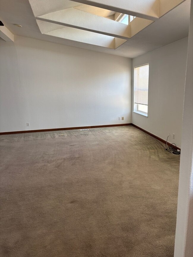 Building Photo - 4 Bedroom in Arboga! Available Now!
