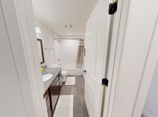 Building Photo - 512 N 10th St