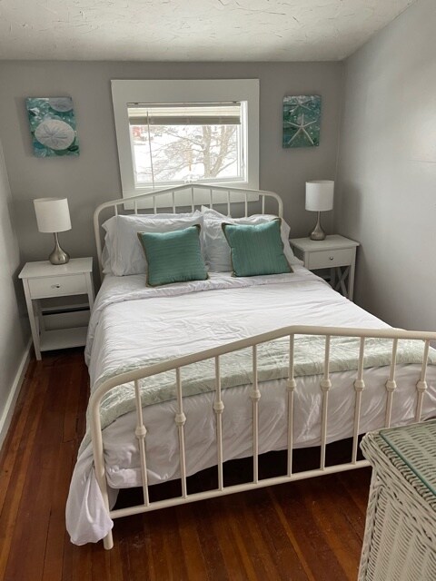 Full bed with water views - 266 Cosey Beach Ave
