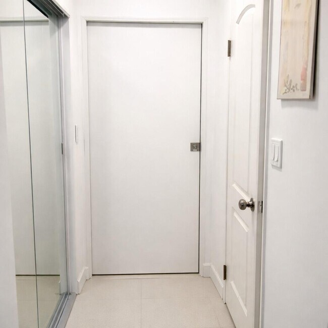 Building Photo - 1351 NE Miami Gardens Dr