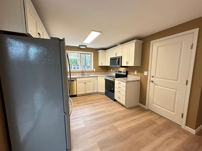 Building Photo - Remodeled 3 Bedroom SW Portland Home!