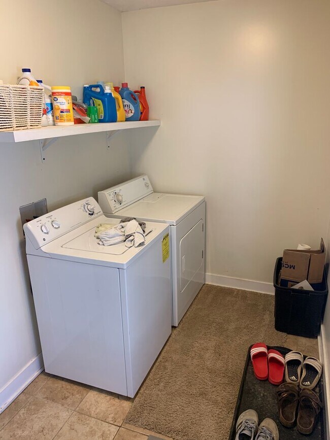 Building Photo - ***AVAILABLE AUGUST 2027*** Bedroom, 2 Bat...