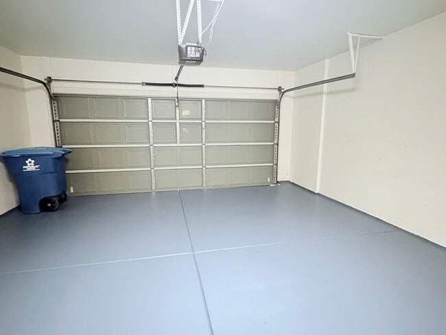 Building Photo - 4 bed/3bath in desirable Paseo Del Rio Community