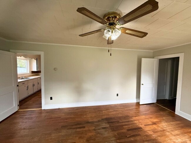 Building Photo - Spacious 2 Bed House | Private Patio + Sliding Door Dining Area