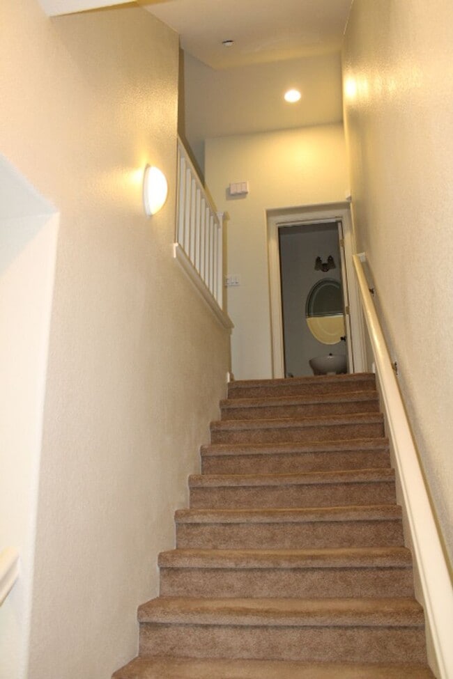 Building Photo - 2027 Tsushima St