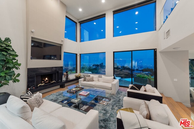 Building Photo - 2826 Las Alturas St