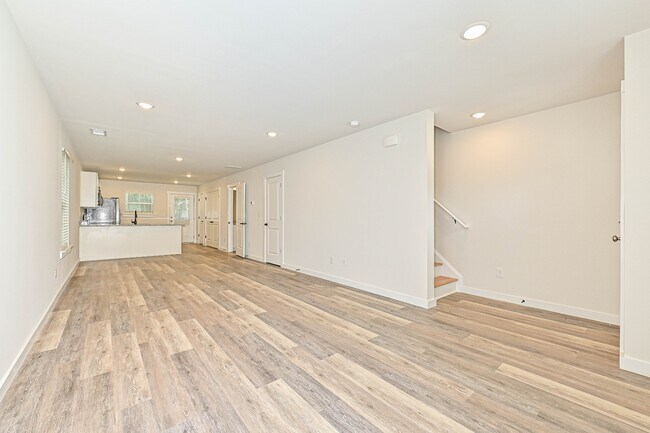 Building Photo - 512 12th Ave NE