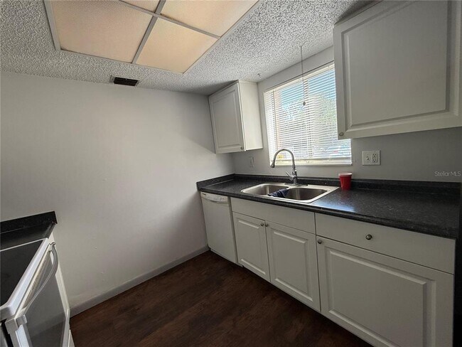 Building Photo - 621 99th Ave N