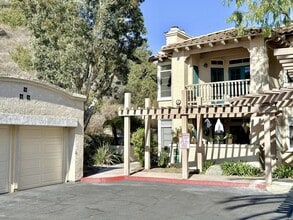 Building Photo - Upper Level Condo in Gated Community