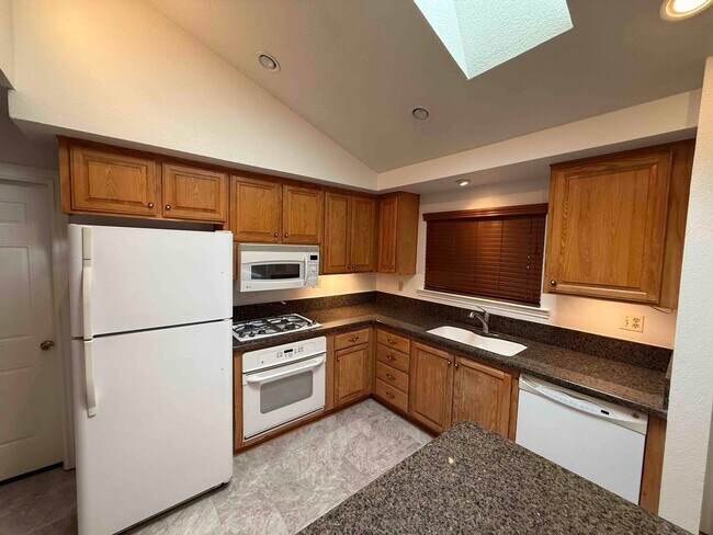 Building Photo - Great 3 Bedroom Walking Distance to American River