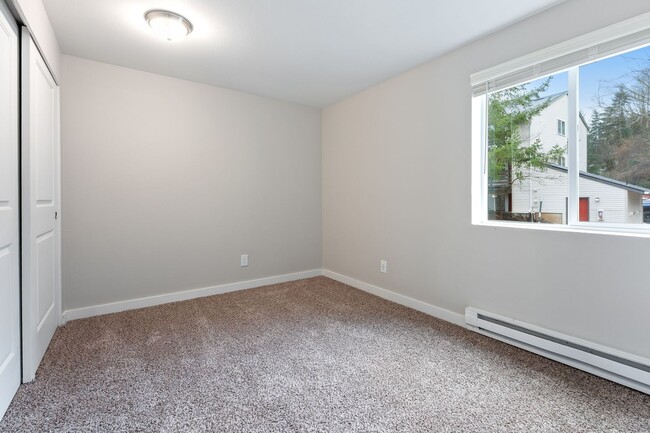 Building Photo - Large Two Bedroom Two Bath with Creek View! Comes with Washer & Dryer! One month free!