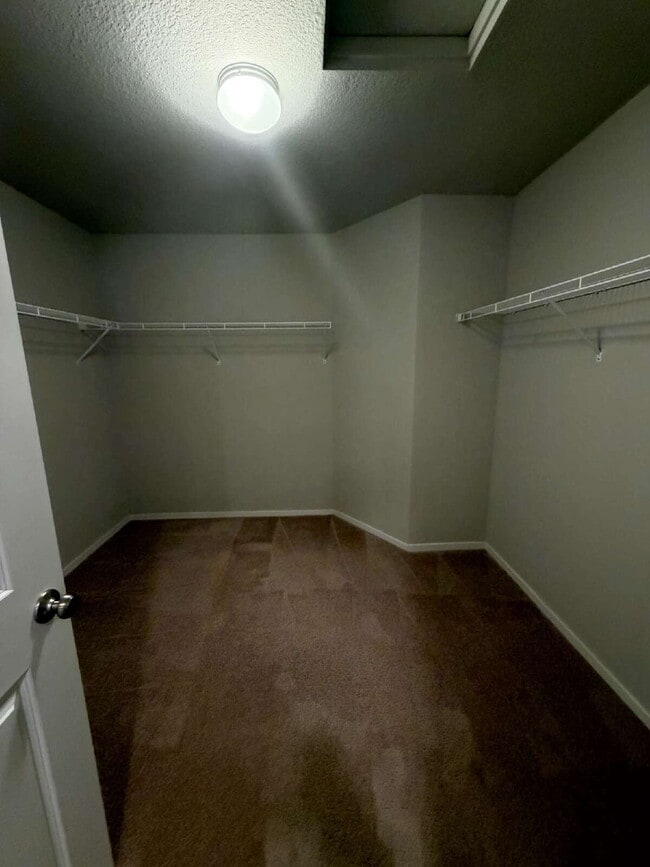 Building Photo - 3 Bedroom / 2.5 Bathroom Townhome - Near Bethany & PCC