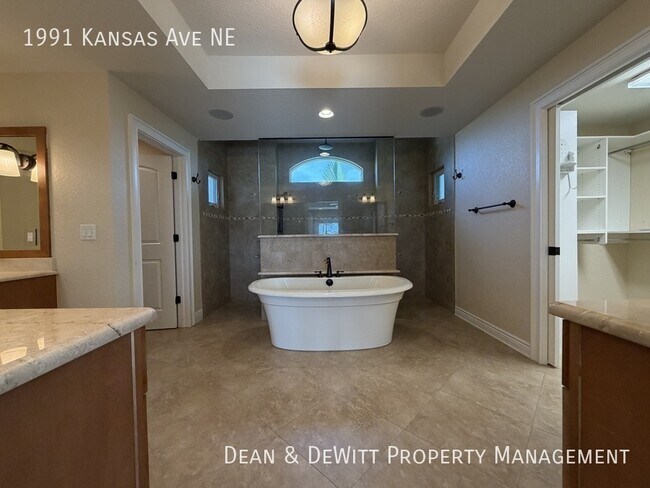 Building Photo - 1991 Kansas Ave NE