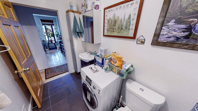 Building Photo - Remodeled 2BR in Victorian | Oversized Living & Dining | Walk to Yale | Massive Walk-In Closet