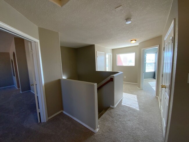 Building Photo - 4 Bedroom Home Available Near Unser Blvd N...