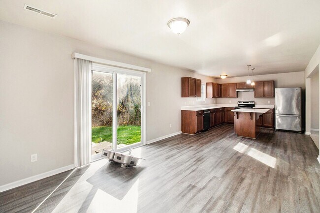 Building Photo - Newer Home near Outstanding Schools!