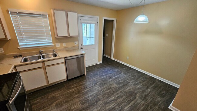 Building Photo - 3 Bedroom 2 Bath Townhouse
