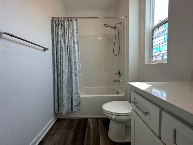 Building Photo - Gorgeous 3 Bedroom 2.5 Bathrooms