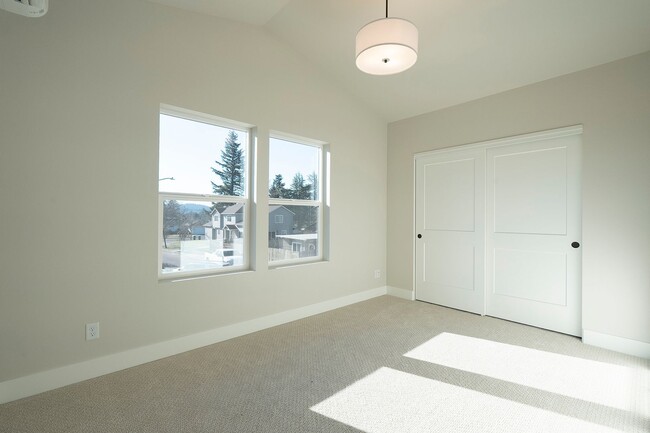 Building Photo - Beautiful 3 bed, 1.5 Bath SE Portland Rental Home!