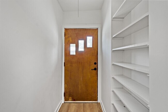 Building Photo - COZY 2 BEDROOM GEM IN THE MONROEVILLE NEIG...