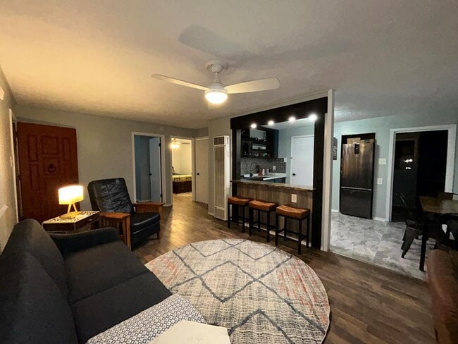 Building Photo - 205 S 11th St