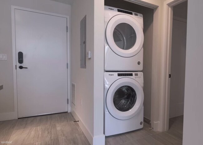 Building Photo - Studio, 1 bath Condo - 405 SW 2nd Ter BRAN...
