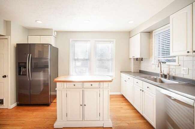 Building Photo - 40 Lealand Ave