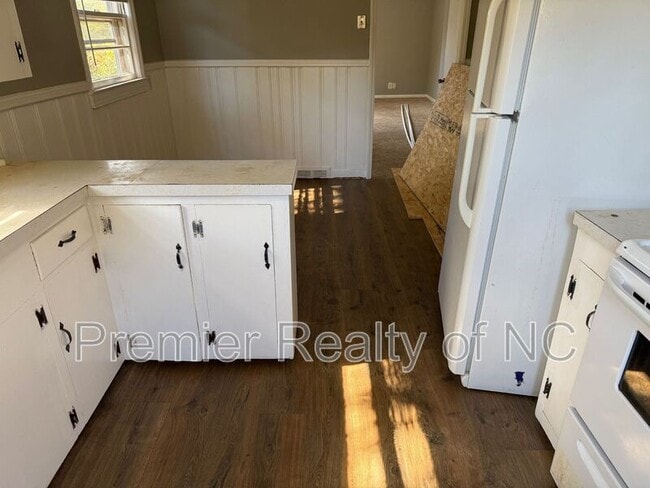 Building Photo - 4753 Eastwin Dr