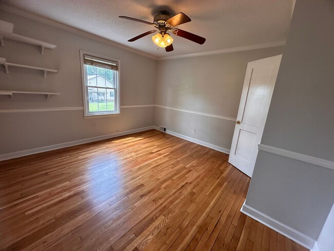 Building Photo - 2 Bedroom One Story Home on Over an Acre Lot