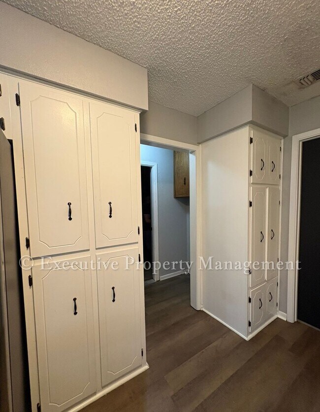 Building Photo - 410 Jeffrey