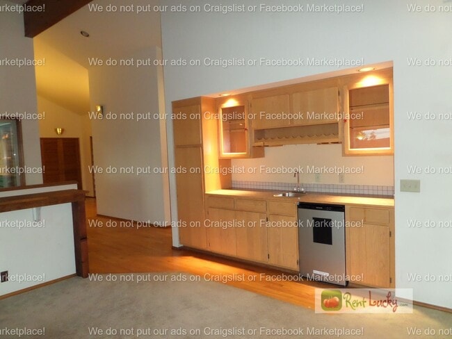 Building Photo - INCREDIBLE VIEWS!! Large 2-Bedroom + Den Duplex with 3-Car Garage in Fantastic Federal Way Neighb...