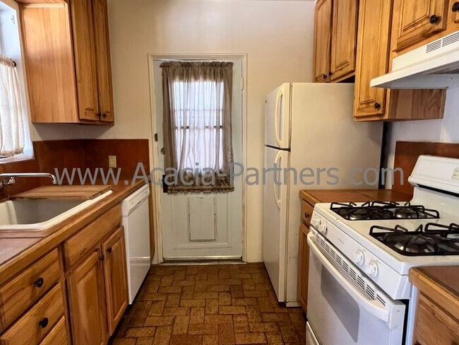 Building Photo - Spacious Two Bedroom