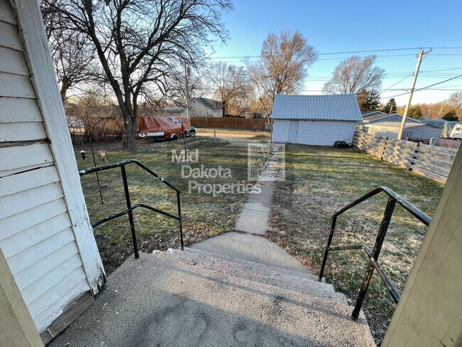 Building Photo - 915 W 4th Ave