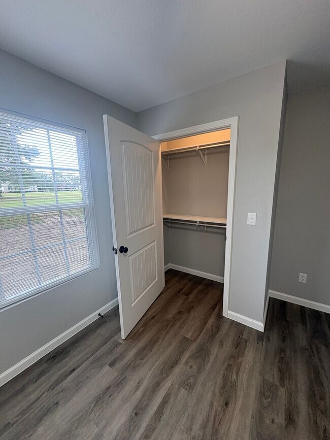 Building Photo - 432 Hunington Cir