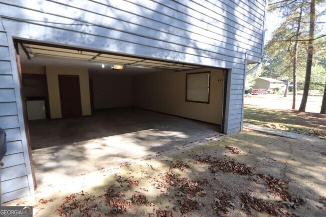 Building Photo - 4069 Shady Dr NW