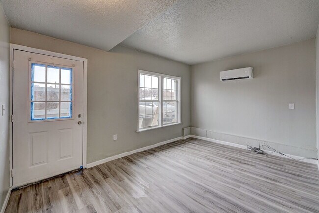 Building Photo - 1 Bedroom/1 Bathroom Available Now!