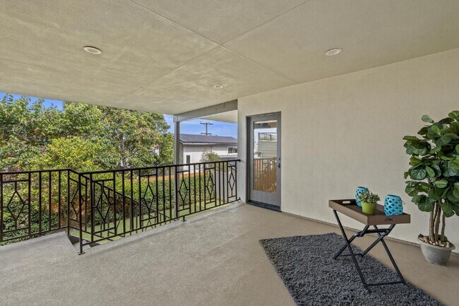Building Photo - Stunning, Modern and Immaculate 3/BR 2.5/B...