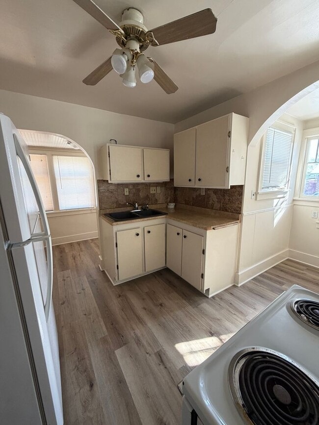 Building Photo - Large 3 bed 2 bath located close to downtown