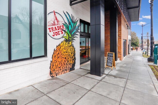 Building Photo - Georgetown. Upper *** Large, Stylish, Top ...