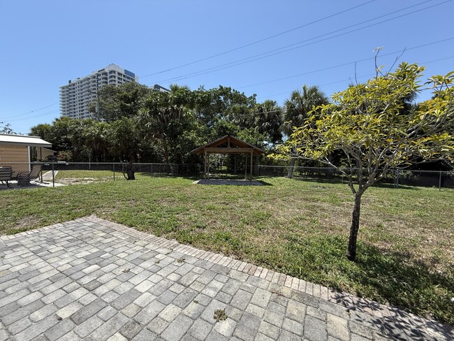 Building Photo - 140 Date Palm Dr
