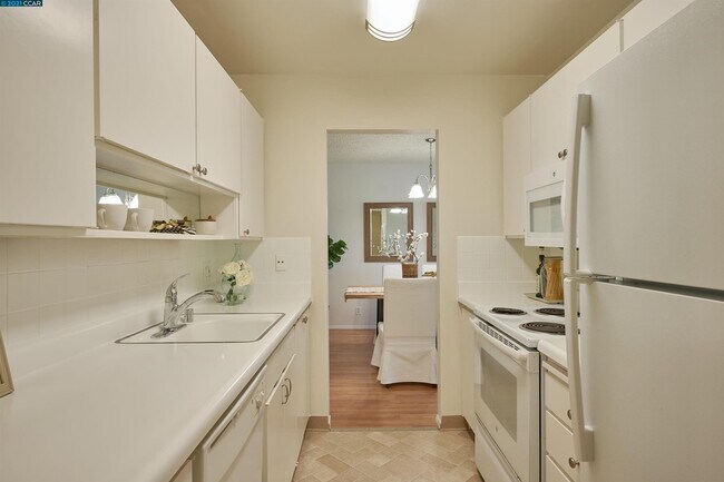 Kitchen - 340 N Civic Dr