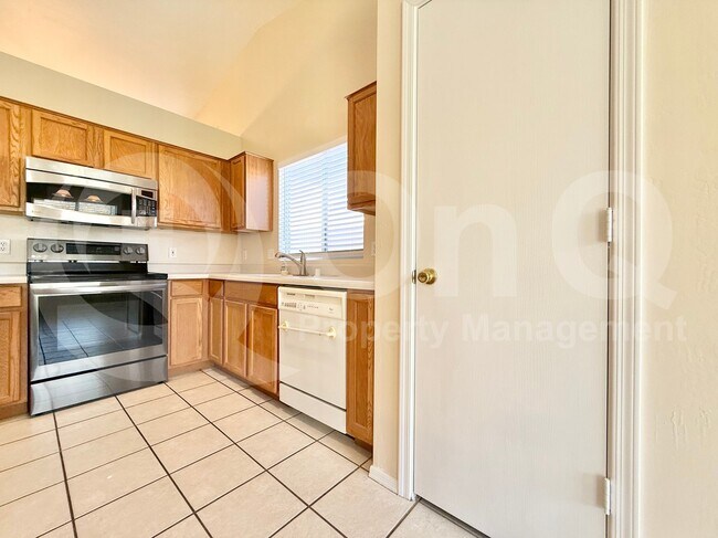 Building Photo - 2321 E Remington Pl