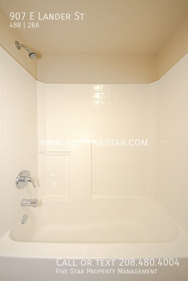 Building Photo - Home Available in University Area! This 4 ...