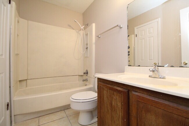 Building Photo - Charming Townhome with Fireplace & Fenced ...