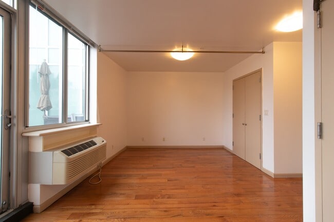 Building Photo - 1635 Lexington Ave