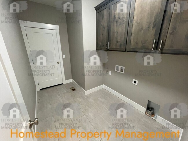 Building Photo - A HOME FOR THOSE WITH DISCERNING TASTE!