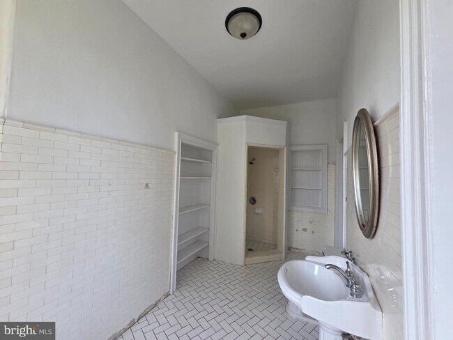 Building Photo - 348 Green Ln