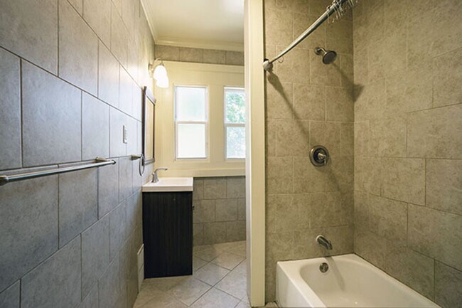 Building Photo - Available 06/01/26 - 5 Bedroom Townhouse c...